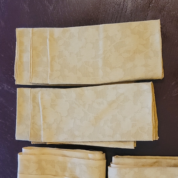 Vintage tablecloth and napkins - Picture 3 of 4